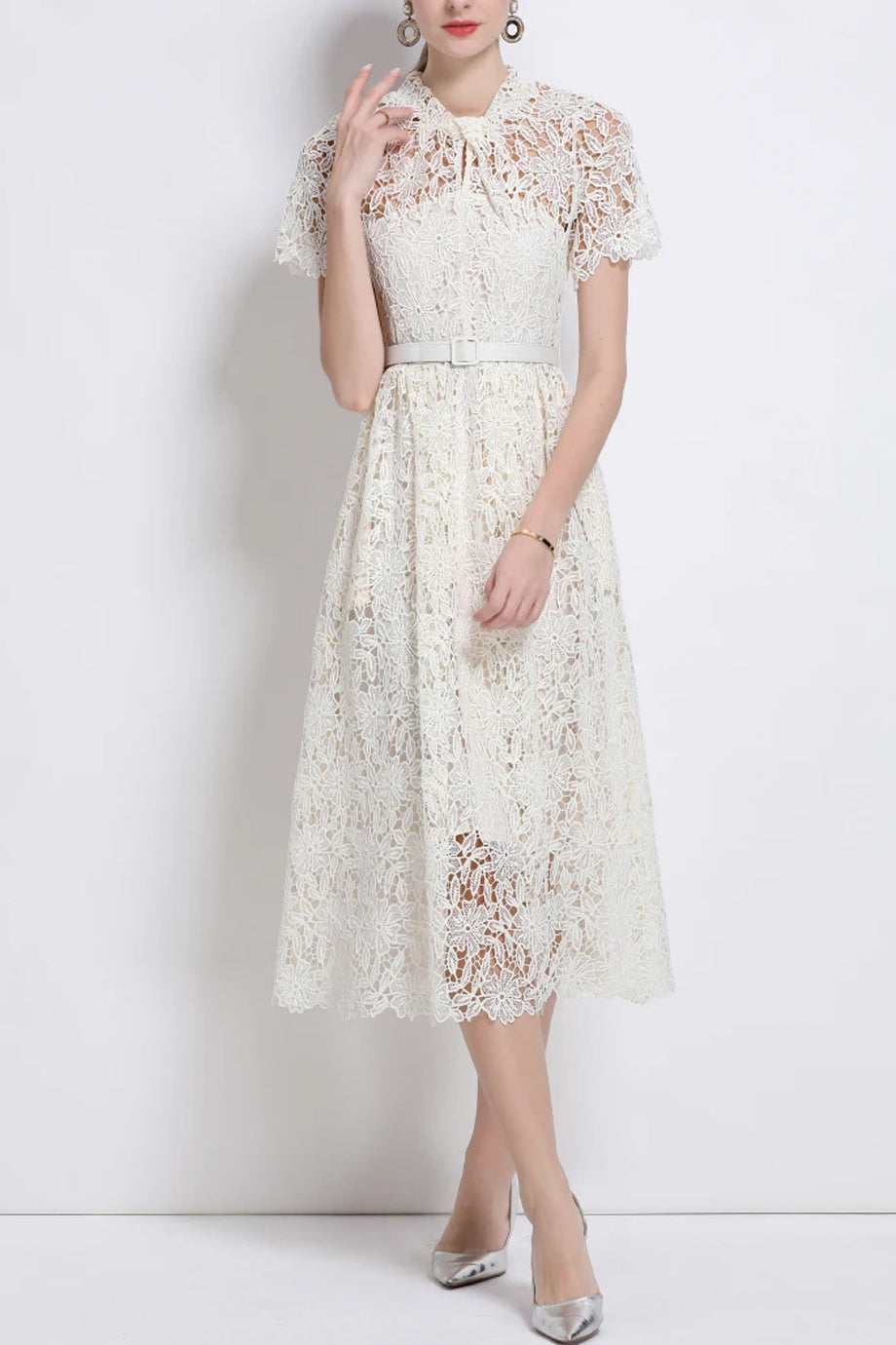 Sonnendurchflutetes, florales Spitzenkleid