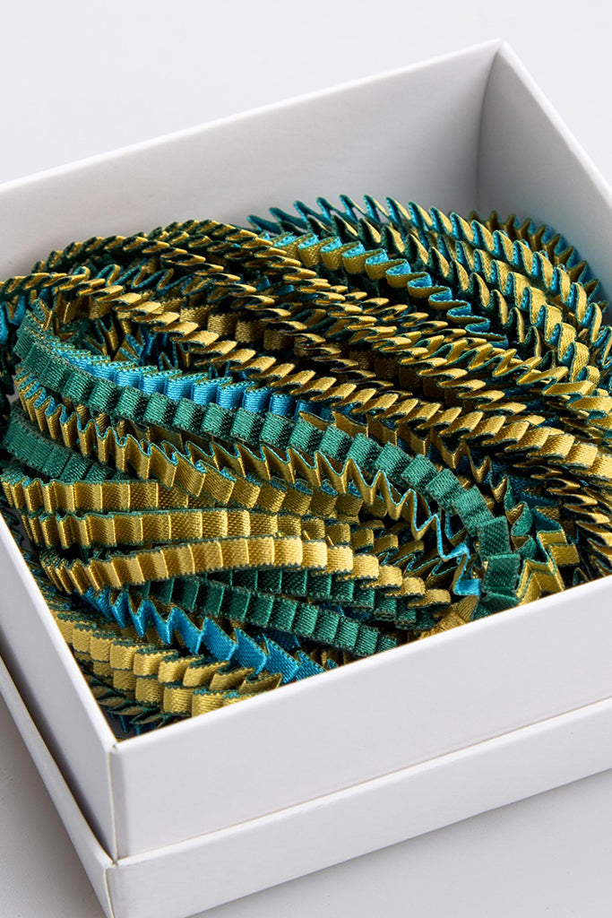 Essilp Silbergraue Stoffhalskette